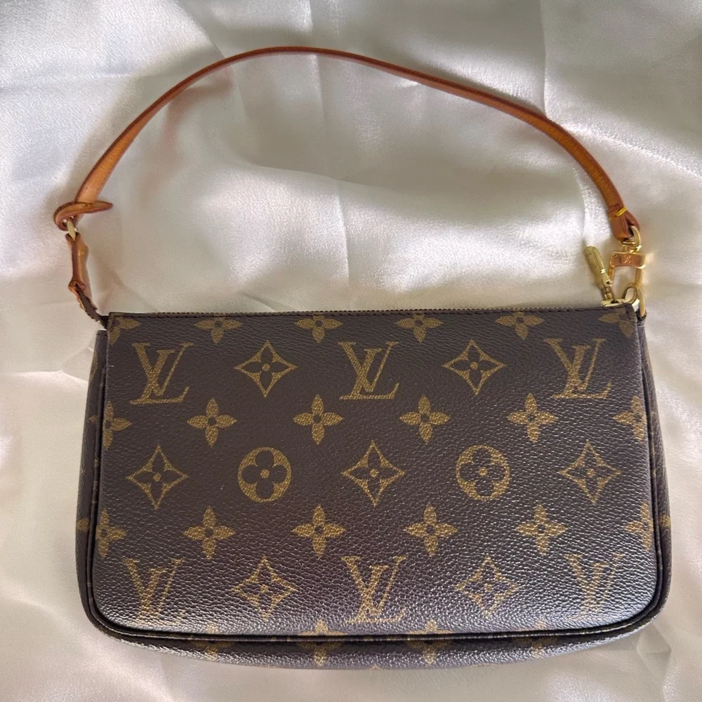 Louis Vuitton Monogram Canvas pochette Shoulder Bag